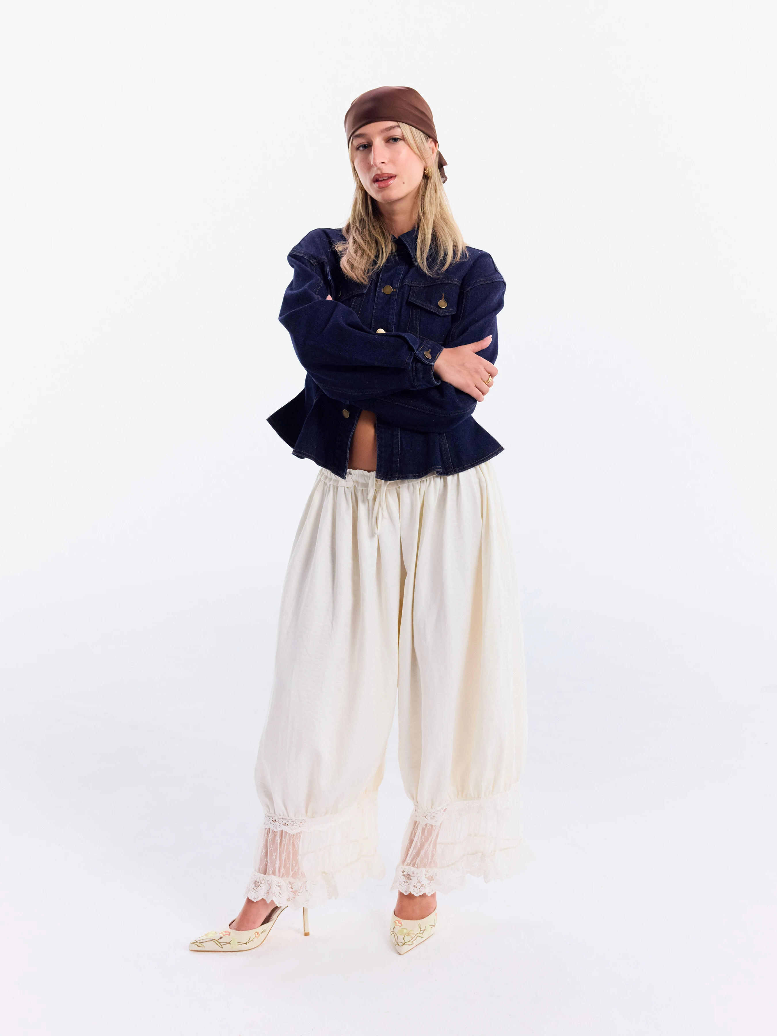 Woven Mid Rise Lace Patched Drawstring Cropped Bloomer Pants For Daily Casual